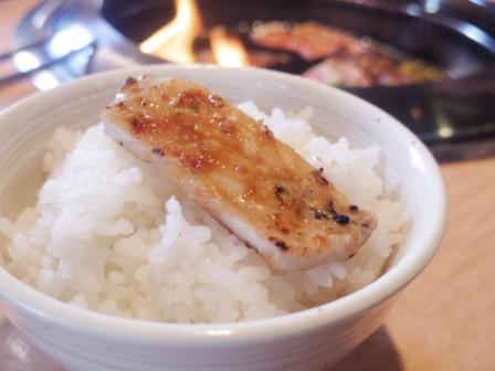 ご飯の上に焼いた豚ロースが乗っている
