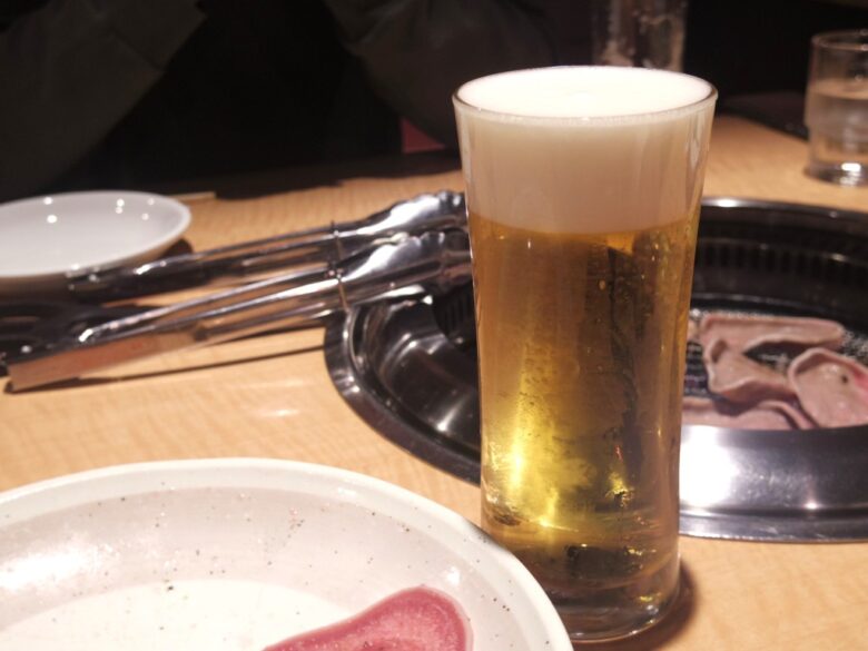 大志麻ビールと焼肉の写真