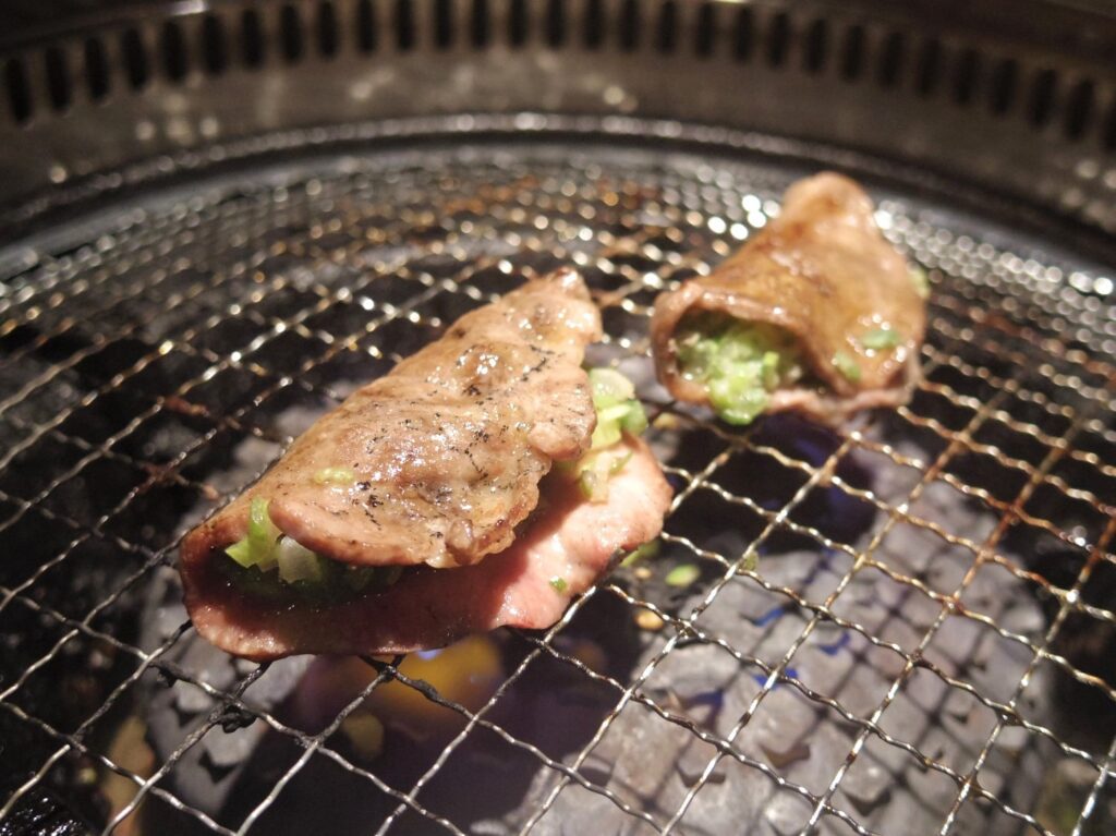 牛タンの間に挟んだネギを蒸し焼きにしている写真