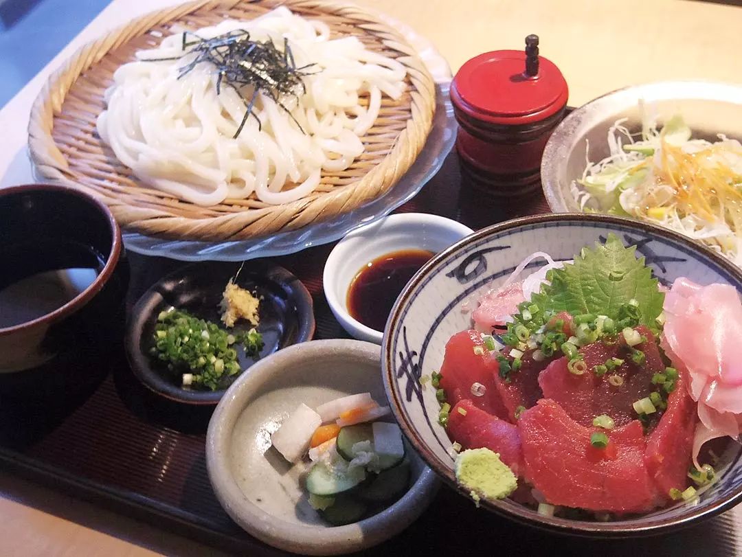 人気の麺と丼セット「まぐろ丼うどん」