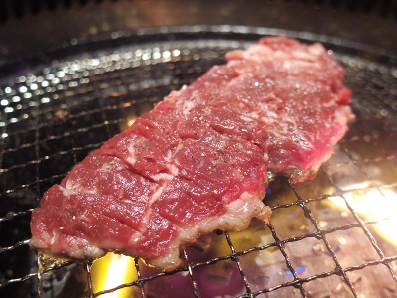 網の上に並ぶ牛めがね肉