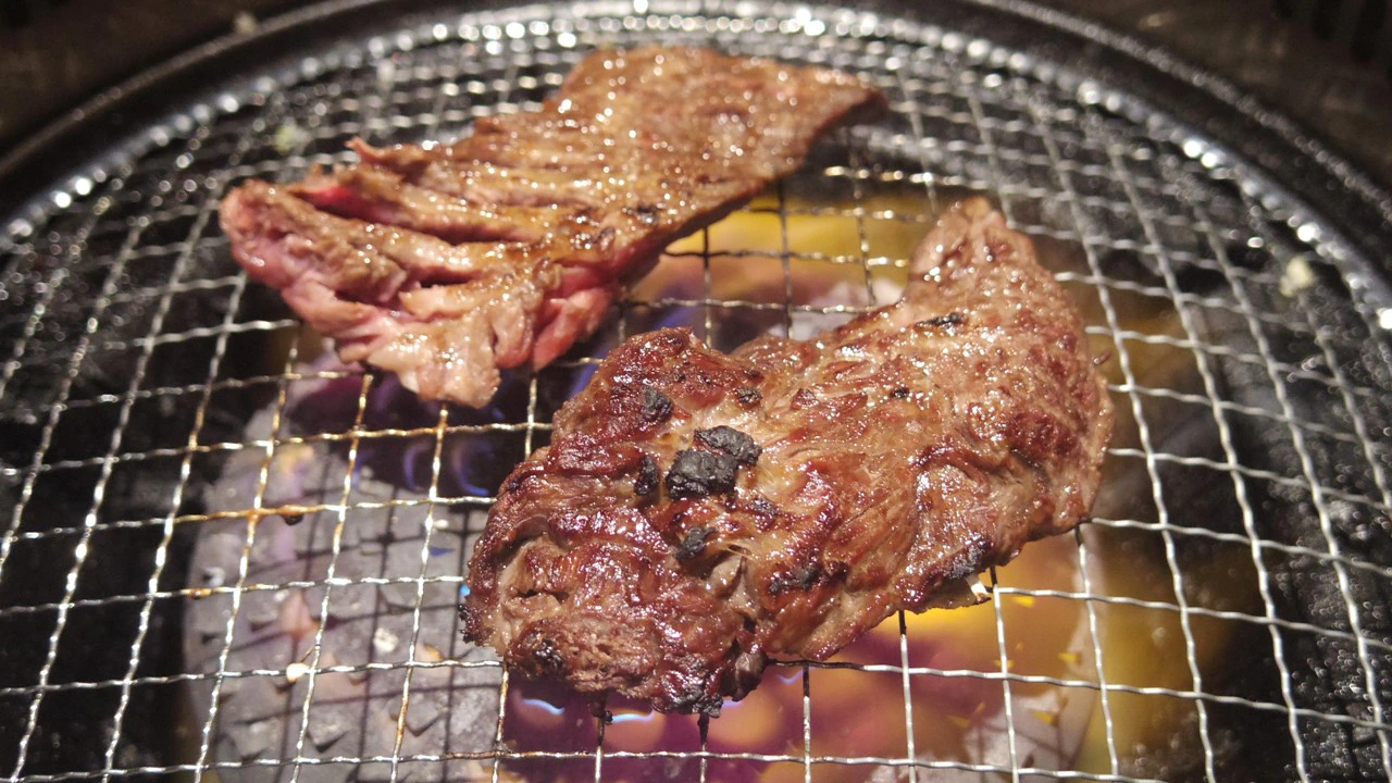 こんがりと焼けたせせり肉