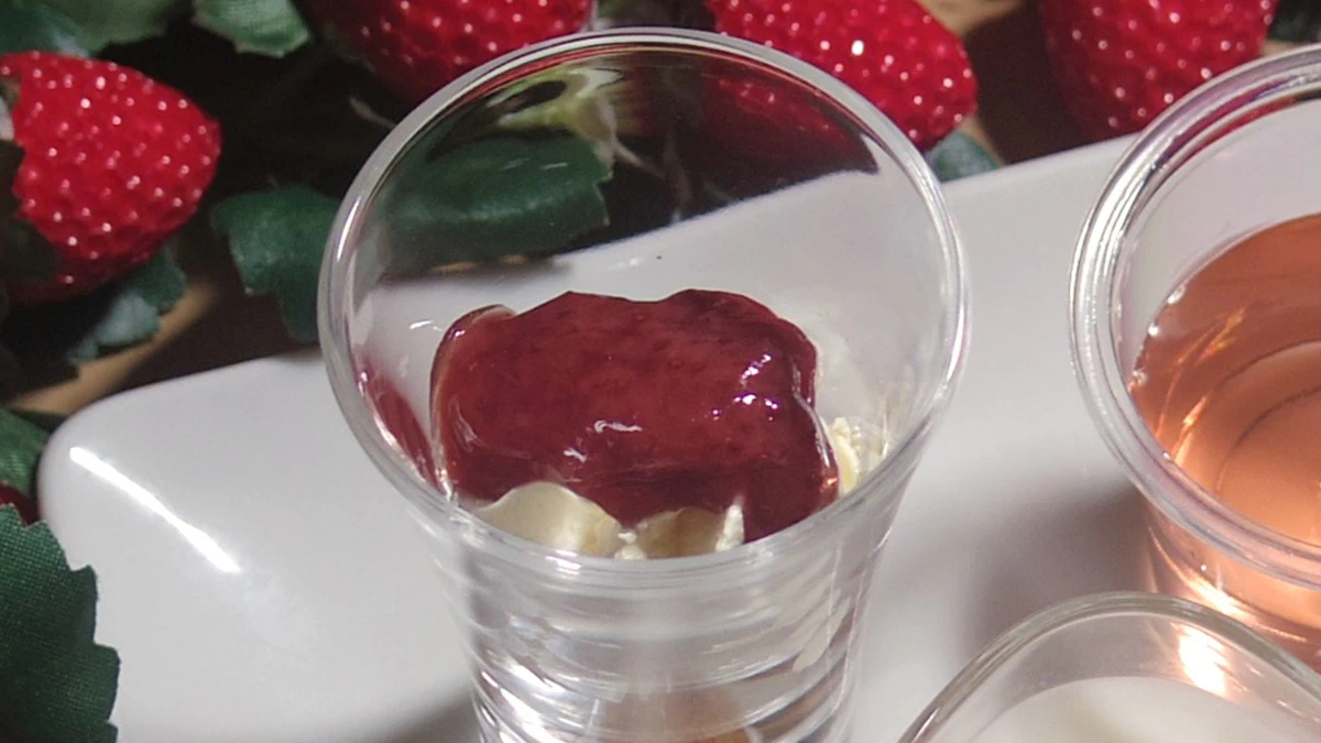 たっぷり苺のミニパルフェ