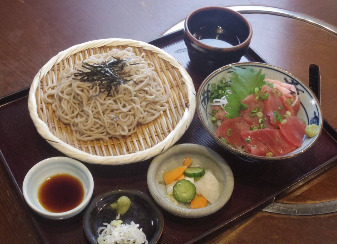 ミニまぐろ丼そばセット写真